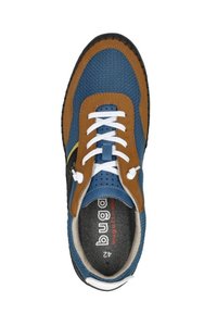 Blauwe mesh sneaker met bruine accenten, witte veters, zwarte zool en logo. De sneaker heeft geperforeerde secties voor ademend vermogen en demping.