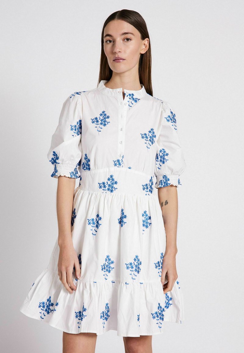 NORR MILUNA - Marškininė suknelė - white w. blue embroidery
