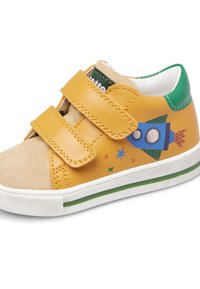 Sneaker giallo per bambini con due cinturini in velcro, punta in camoscio, design decorativo di un razzo e accento verde sul tallone; suola in gomma bianca.
