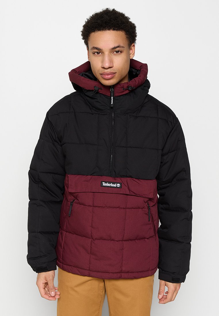 Czarna i burgundowa kurtka puchowa z przeszywaną kratą, zamek z przodu i kieszeniami, regulowany kaptur oraz logo Timberland na klatce piersiowej.