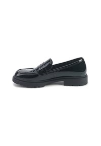 Schwarze, glänzende Lederloafers mit dicker Gummisohle und Penny-Riemen-Detail, seitlich vor einem weißen Hintergrund gezeigt.