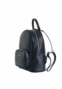 Zaino in pelle nera con forma arrotondata, tasca frontale con zip, manico superiore e spallacci regolabili. Texture liscia con dettagli in metallo argentato.