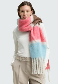 Multicolore sjaal met roze, blauwe en bruine panelen; zachte, pluizige textuur; afgewerkt met franjes.