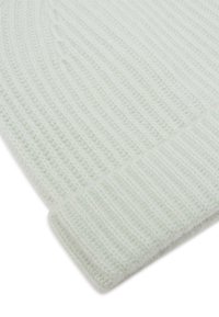 Tessuto lavorato a maglia grigio chiaro con texture a costine e bordo ripiegato, che mostra un dettagliato motivo di punto in morbida lana.