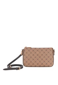 Borsa a tracolla marrone a patern con logo dorato. Presenta una tracolla nera removibile e una chiusura a zip. Materiale testurizzato con una finitura liscia.