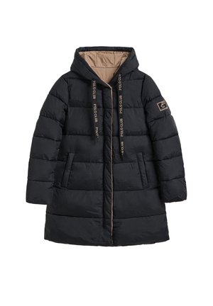Zwarte pufferjas met een capuchon, voorzien van een beige voering, voorzakken en accenten van het "POLO CLUB" logo op de trekkingstrop en mouw.