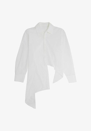 Biała koszula z długim rękawem z lekkiego materiału, z klasycznym kołnierzykiem i krzywym, asymetrycznym dołem, zapinana na guziki, z bufiastymi rękawami.