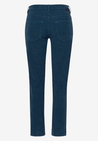 Jean en denim bleu foncé avec une coupe droite, taille mi-haute et deux poches arrière avec des détails de couture subtils.