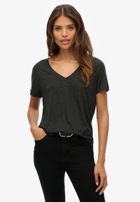 Donkergrijze korte mouwen V-hals T-shirt van zachte stof, gecombineerd met zwarte jeans, met een minimalistisch ontwerp en een ontspannen pasvorm.