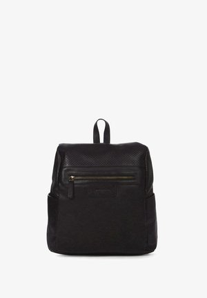 Mochila de cuero negra con un acabado texturizado, que presenta acentos perforados, un bolsillo frontal con cremallera y correas ajustables.