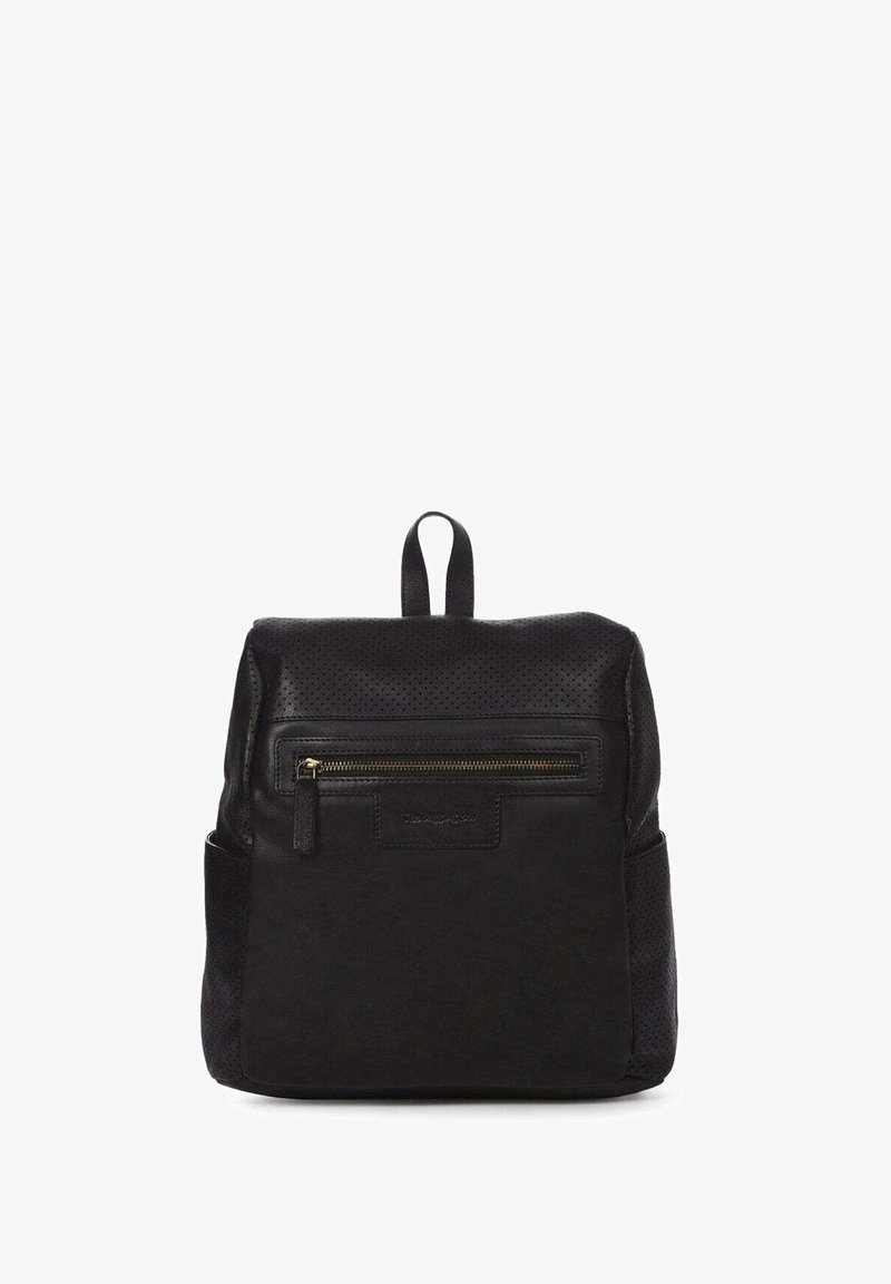 Mochila de cuero negra con un acabado texturizado, que presenta acentos perforados, un bolsillo frontal con cremallera y correas ajustables.