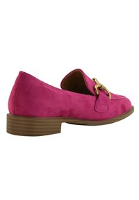 Mocassino in suede rosa con punta arrotondata, accentuato da una fibbia in tono oro, e un tacco in legno impilato basso. Texture liscia con finitura opaca.