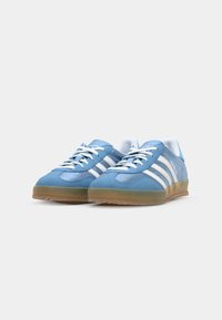 adidas Originals GAZELLE INDOOR - Sporta apavi - footwear white