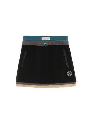 Falda en capas negra, gris y beige con cinturilla azul verdosa, bolsillos con cremallera y detalle de cordón, con un pequeño logo redondo en el frente.