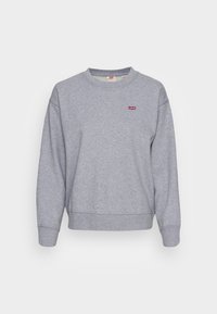 Sudadera gris hecha de un tejido suave. Presenta un cuello redondo, puños de canalé y un pequeño logo rojo de Levi's en el pecho. Diseño sencillo.