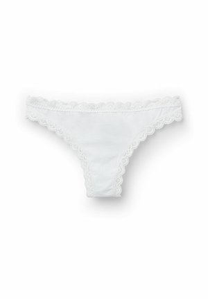 Witte katoenen thong met kantaccenten langs de tailleband en beenopeningen. Zachte stof met een gladde afwerking en delicate golfranden.