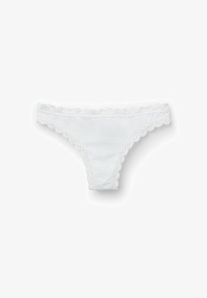 Witte katoenen thong met kantaccenten langs de tailleband en beenopeningen. Zachte stof met een gladde afwerking en delicate golfranden.