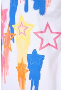 Hvid T-shirt med farverige stjernemønstre i orange, pink, gul og blå, med penselstræk i livlige nuancer.