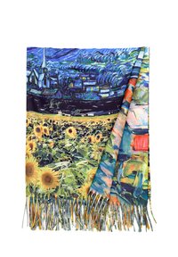 Sciarpa tessuta con una stampa vibrante che ritrae campi di girasoli sotto un cielo notturno, prevalentemente blu con accenti gialli, verdi e arancioni. Bordo frangiato.