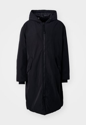 Parka negra con capucha, que cuenta con un cierre frontal, bolsillos laterales y un corte recto. Fabricada en tela suave y resistente al agua.