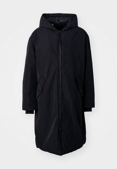 Czarna parka z kapturem, z przednim zamkiem błyskawicznym, bocznymi kieszeniami i prostym krojem. Wykonana z gładkiego, wodoodpornego materiału.