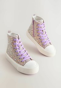 Sneakers alta glitter, con glitter argento e spruzzi colorati, lacci lavanda, punta e suola in gomma bianca, cerniera laterale, upper in tessuto.