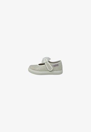 Scarpa Mary Jane da bambino grigio chiaro in tessuto strutturato, con cinturino in velcro, suola bianca e piccolo logo rosso sul lato.
