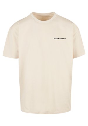 T-shirt a maniche corte e collo rotondo in cotone bianco sporco. Presenta un piccolo logo testuale nero "M.J.GONZALES™" sulla parte superiore sinistra del petto.