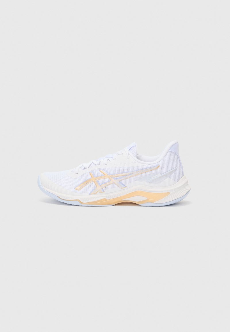 Hvide sporty sko med mesh-overdel, lyse orange accenter, tekstureret overflade og en fleksibel sål. Har en snørebåndsdesign.