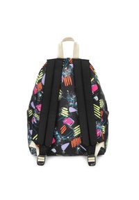 Batoh s černou tkaninou, na které jsou živé abstraktní vzory v růžové, zelené, modré a žluté. Nastavitelné černé popruhy a krémově zbarvená rukojeť.