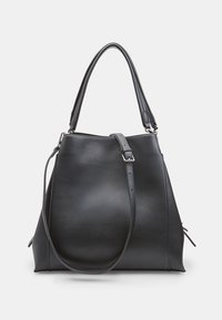 Fekete bőr bevásárlótáska texturált felülettel, széles nyílással, dupla fogantyúval és állítható vállpánttal. Lekerekített alap, kiemelő varrással.