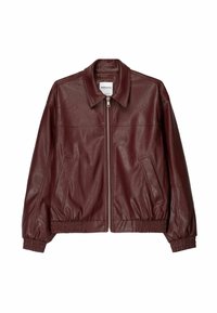Burgundowa skórzana kurtka z zamkiem z przodu, stojącym kołnierzem, elastycznymi mankietami i kieszeniami bocznymi, wyróżniająca się gładką fakturą i klasycznym wzornictwem.