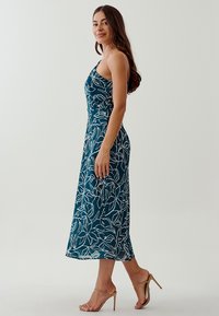TUSSAH JACQUI - Denné šaty - outline floral emerald