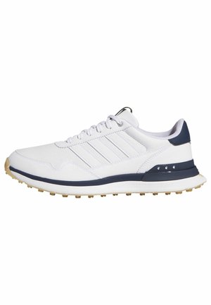 Hvid lavt sneakers med marineblå accenter, snørelukning, tekstureret sål og tre striber på siden på en ren hvid baggrund.