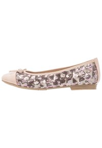 Bailarina en beige con un lado cubierto de lentejuelas rosas. Punta redonda con un detalle de lazo en la parte delantera y un tacón bajo. Textura suave.