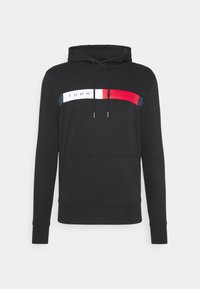Felpa nera con cappuccio in cotone, caratterizzata da una tasca a marsupio frontale, cordini regolabili e una striscia con logo orizzontale in rosso, bianco e blu.