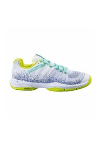 Zapatilla de tenis blanca con parte superior texturizada y detalles en azul y verde. Suela verde con la marca Michelin. Diseño ligero y transpirable.