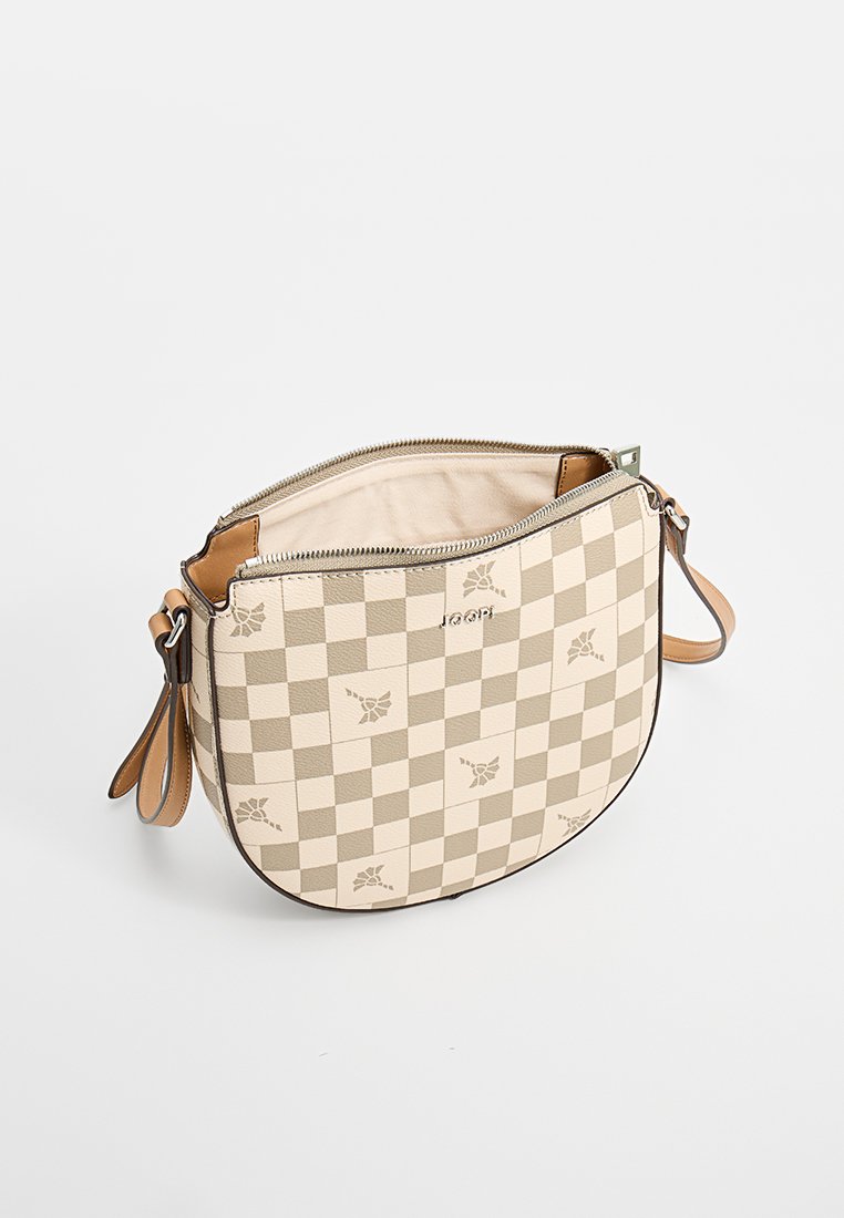 Beige und hellbraun kariertes Crossbody-Bag mit Reißverschluss, Lederakzenten und floralem Logo. Das Innere ist mit einem hellen Stoff ausgekleidet.