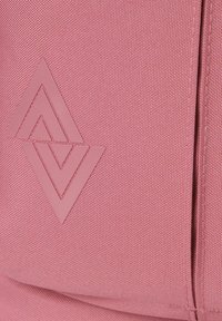 Bolsa de tela rosa con una superficie texturizada y un logotipo triangular en un tono a juego. El diseño incluye detalles de costura sutiles.