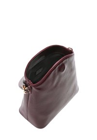 Mała bordowa skórzana torebka z złotymi detalami, otwarta od góry, pokazująca czarne wnętrze, sfotografowana na białym tle.