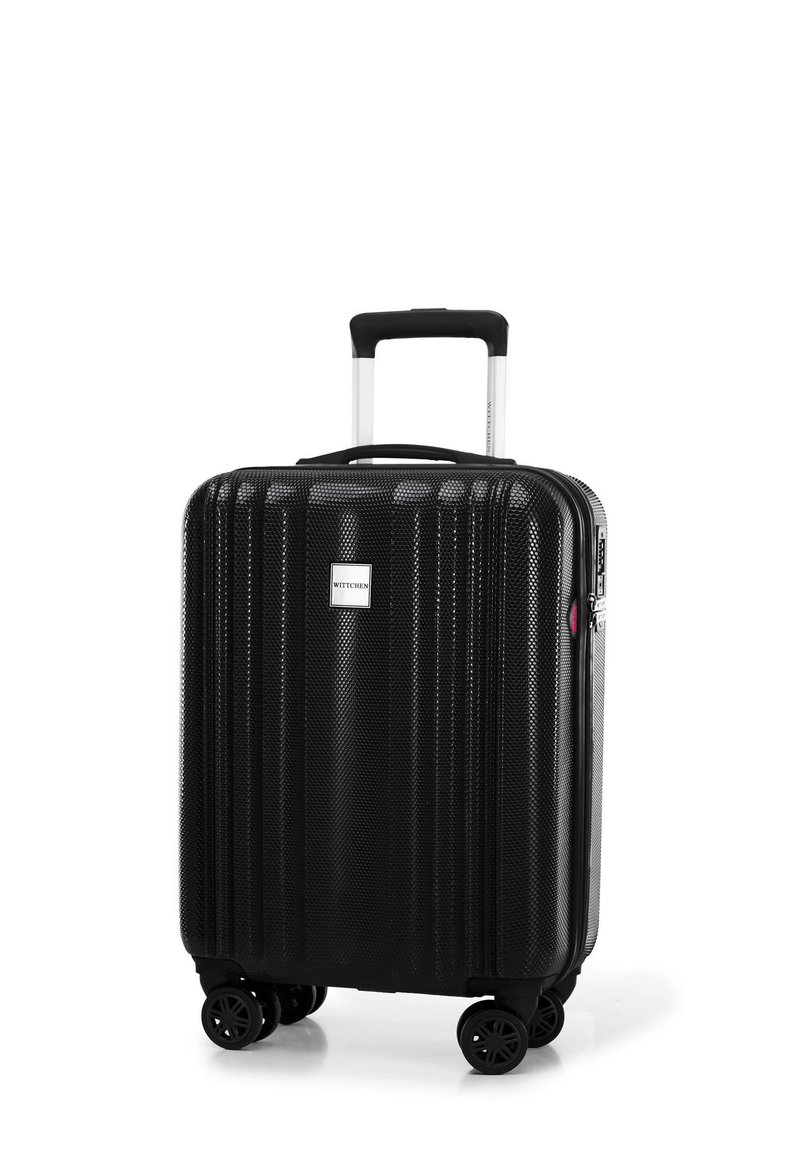 Černý kufr s tvrdou skořápkou, texturovaným povrchem, teleskopickou rukojetí, čtyřmi kolečky, zipovým uzavíráním a logem značky na přední straně.