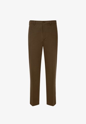 Brązowe spodnie o prostych nogawkach z zapięciem na guzik, szlufkami na pasek i gładkim przodem na białym tle.