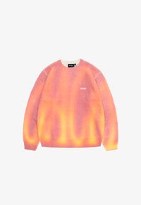 Strickpullover mit einem Farbverlauf aus rosa und orange, rundem Halsausschnitt und gerippten Bündchen, der ein kleines weißes Logo auf der Vorderseite zeigt.