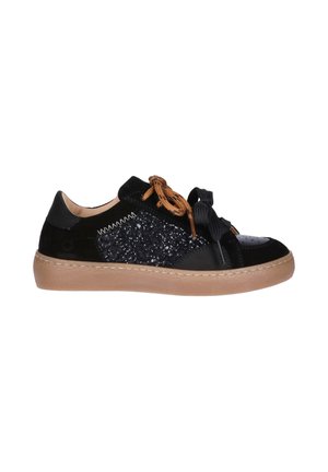 Zwarte lage sneaker met bruine zool, glinsterend zijpaneel en niet-matching bruine en zwarte veters.