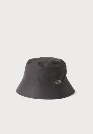 Черна шапка тип кофа с широк периферие и логото на The North Face отстрани, показана на бял фон.