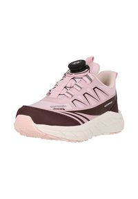Lichtroze en donker maroon waterdichte sneaker van softshellmateriaal, witte zool en zwart draaisysteem voor afsluiting.