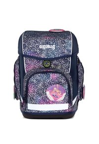 Sac à dos bleu marine avec un motif étoilé, comprenant des éclats blancs, des bandes réfléchissantes et un patch circulaire de personnage sur la poche avant.