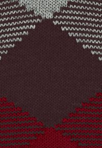 Tissu tricoté présentant un motif géométrique aux couleurs rouge, marron et gris, créant un design texturé et superposé.