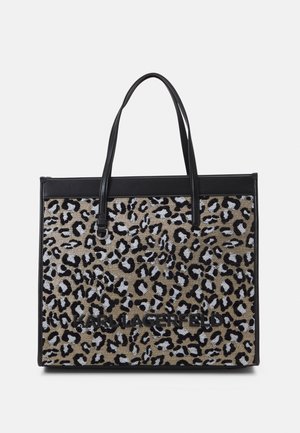 Sac fourre-tout en imprimé léopard avec un contour en simili cuir noir, doté de deux poignées et d'un logo bien visible en bas. Surface en tissu texturé.