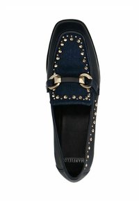 Marinenaubloem loafers met een denim bovenkant, gouden studs langs de rand en een decoratieve gouden gesp over de voorkant. Glad zwart interieur.